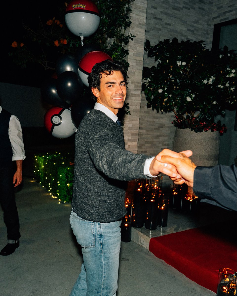 joejonasportal's tweet photo. JOE JONAS, WE CHOOSE YOU! ⚡

Nick Jonas compartilhou algumas fotos da festa de aniversário de Joe que aconteceu ontem (14). Nosso aniversariante comemorou ao lado dos irmãos, da namorada e de amigos. 💛 https://t.co/GJlgWX1DKF