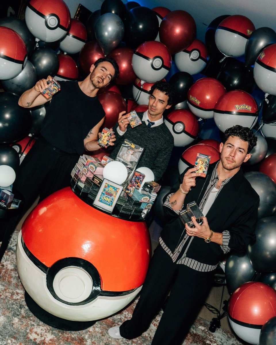 joejonasportal's tweet photo. JOE JONAS, WE CHOOSE YOU! ⚡

Nick Jonas compartilhou algumas fotos da festa de aniversário de Joe que aconteceu ontem (14). Nosso aniversariante comemorou ao lado dos irmãos, da namorada e de amigos. 💛 https://t.co/GJlgWX1DKF