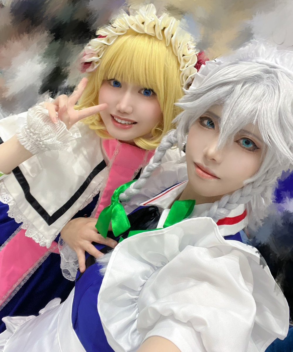 cos_a_m's tweet photo. ��速報/Cosplay】
コミケ2日目！本日はアリスです📚️
西2 け40abちゆうどう様
(@chiyuudou)にてお手伝いしております！

きくらげさんの咲夜と早速会えました嬉しい!!!!!
#C108 #C108_cos https://t.co/6aaxFc8nwP