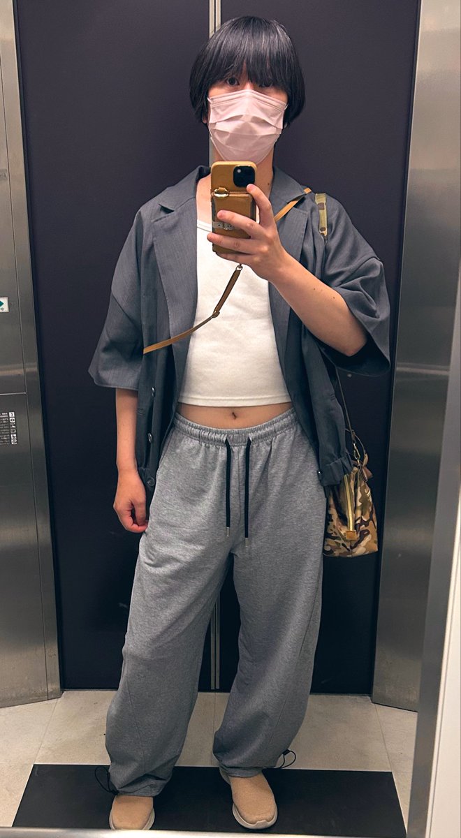 PassaultP's tweet photo. 昨日は子供がVSパーク行きたいというのでレイクタウンへ行った。
なんでこんな日に､､､と思ったが案の定人がいっぱいで大変目の保養にった。
疲れてベンチに座ってスウェット女子のお尻ばかり眺めていました。ありがとうございます。スウェット尻好きすぎて自分でも着る45歳お父さんの私服どう？ https://t.co/hr6mvlnkeA