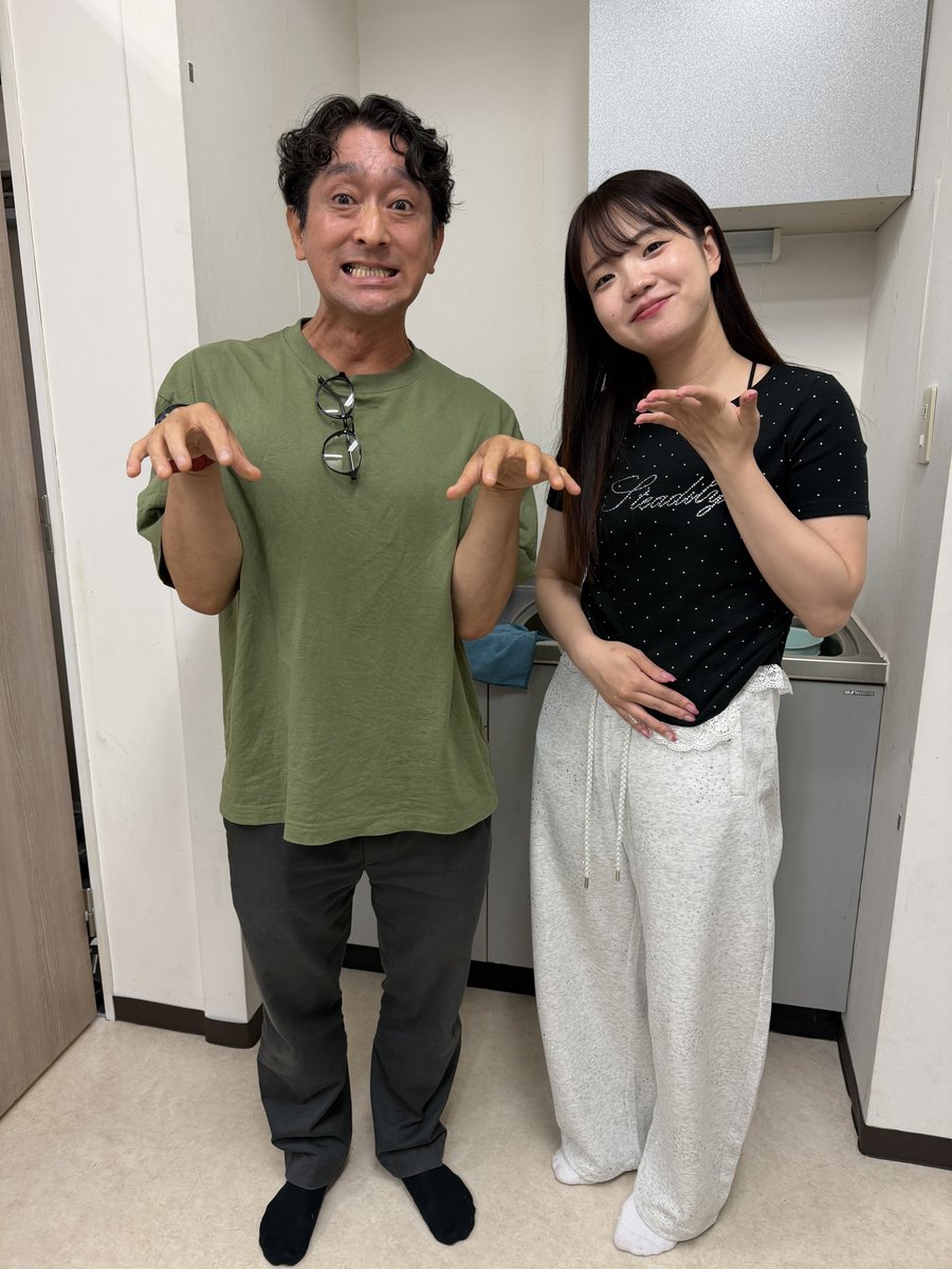 emisan_76's tweet photo. そしてそして🫧
夏目監督とお写真撮って頂きました🙌

撮影中も楽しく緊張せず挑めるのは
監督やスタッフさんのおかげでした🫶

またご一緒できるようにがんばります(ง •̀_•́)ง

#10文字ホラー https://t.co/1KcFZfCstS