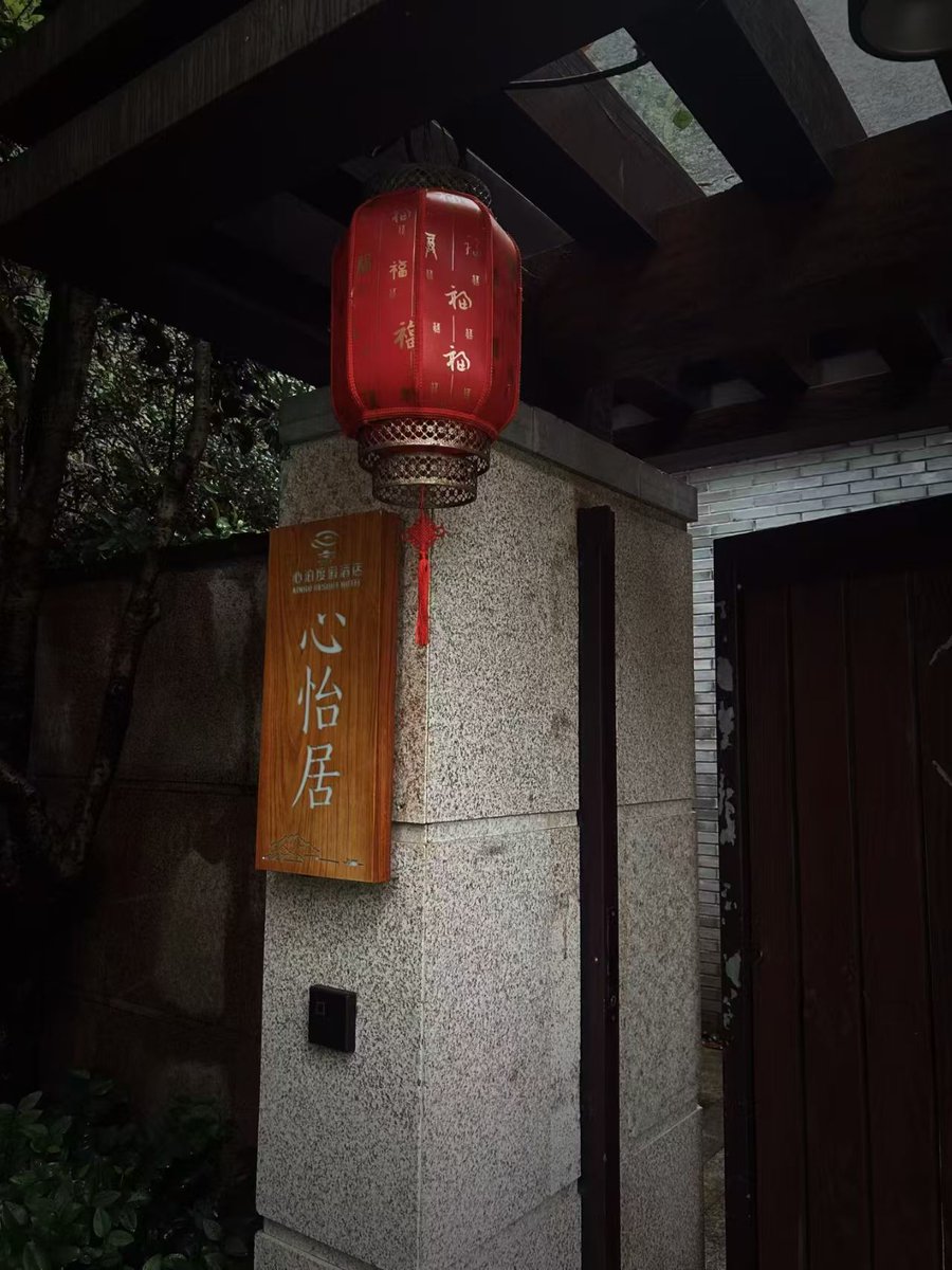 xiela414899's tweet photo. 烟雨氤氲，尘世纷扰仿佛随细雨沉落，一步一闲，与晚风细雨相逢。 https://t.co/rrJPyzrtYH