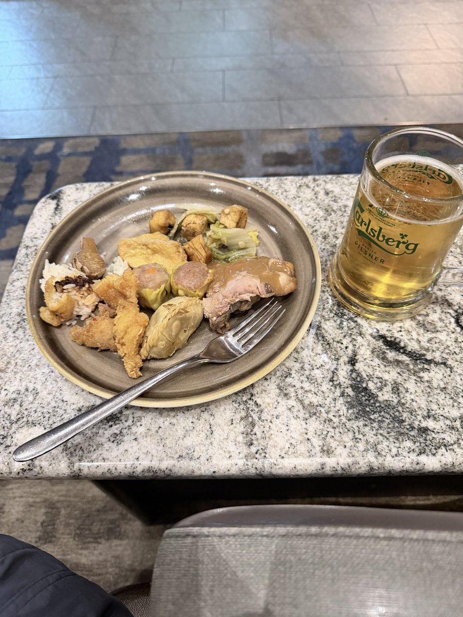 Netflexibl's tweet photo. ジャカルタ空港ラウンジで休憩 https://t.co/tRFXug8XLZ