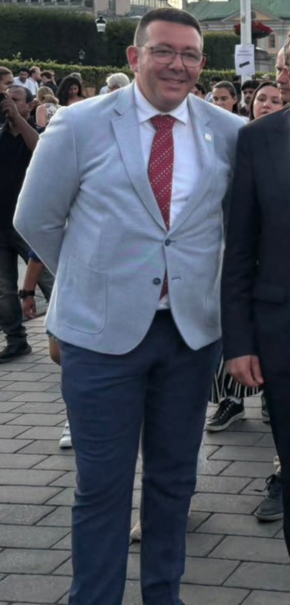 NftAndreus's tweet photo. @joseprull Qui és el senyor que porta l’americana de quan tenia 14 anys? https://t.co/YTWPErTjLx