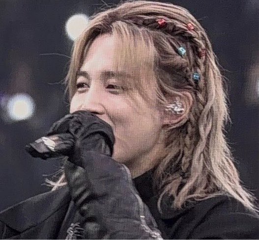 cocojm_0t7's tweet photo. this might actually be jimin’s best hairstyle yet https://t.co/ERCmFBWqO1