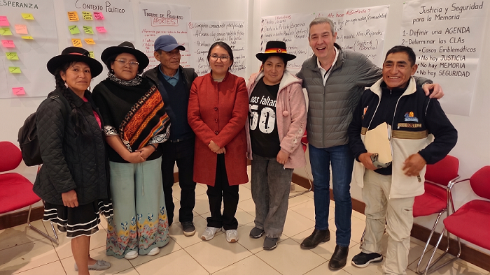 LucianoRevoredo's tweet photo. JORDI BERTOMEU, CURAS, CHAMANES, COMUNISTAS Y OTRAS HIERBAS 
Detrás de las convocatorias de diálogo institucional y los discursos de  defensa de los derechos humanos, se teje el entramado de una abierta y peligrosa convergencia entre sectores eclesiásticos progresistas y una red de organizaciones no gubernamentales. Su propósito no es la evangelización ni la caridad cristiana, sino orientar el debate político regional hacia posiciones de izquierda radical, instrumentalizando la fe al servicio de agendas ideológicas de corte marxista.

El reciente evento realizado en el Cuzco bajo el título de Encuentro Macro Regional Sur “Entrelazando voces por la dignidad” constituye un ejemplo paradigmático. Detrás de este típico juego de palabras de la progresía eclesiástica —un lenguaje hueco que no dice nada en lo doctrinario, pero que lo dice todo en lo político— se reunieron los autodenominados “representantes de la sociedad civil” a los que nadie ha delegado representación alguna, operadores de oenegés caviares, un clero abiertamente marxistoide y, para colmo de males, un representante del Vaticano que actúa hace tiempo en nuestro país como un agente político más: el tristemente célebre Jordi Bertomeu, acompañado por monseñor Lizardo Estrada Herrera OSA, obispo auxiliar de la Arquidiócesis Metropolitana de Cusco y por monseñor Miguel Ángel Cadenas OSA, obispo de Iquitos, entre otros clérigos.

Esta situación reabre una discusión historiográfica, ideológica y, sobre todo, teológica y espiritual crucial para el Perú: la incompatibilidad radical entre la misión pastoral de la Iglesia Católica y su vergonzosa capitulación ante plataformas de activismo ideológico, socioambiental y de la izquierda marxista.

Sigue leyendo en la Abeja 👇

https://t.co/wUtP0p3TNP