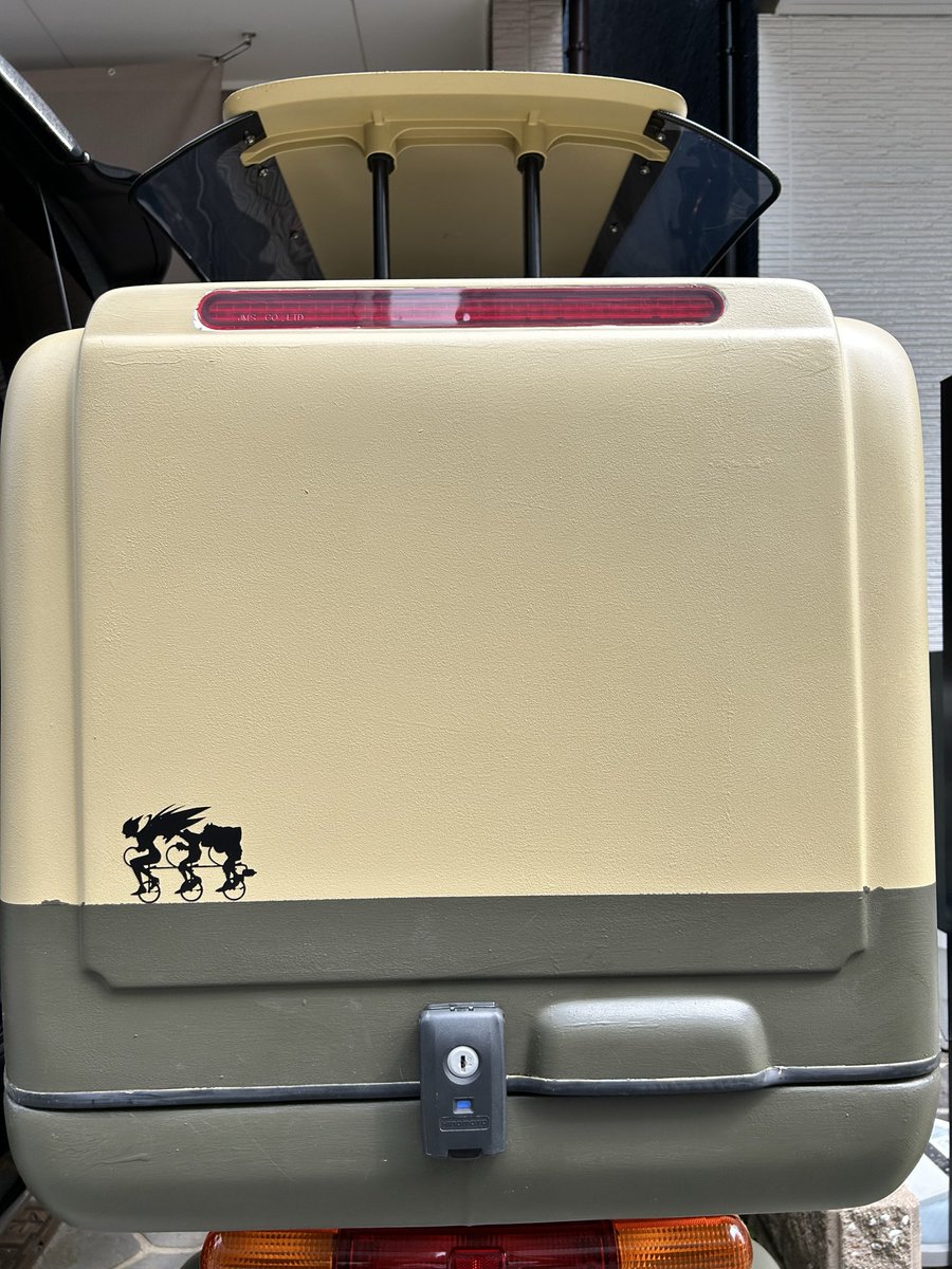 reo_tera's tweet photo. ペイントしたけどなんか物足りないってことで、
ワンポイント作成
カッティングシートをレーザーでカット
細かいところはマスキングテープを駆使して貼り付け！
ワンポイントとしては🐜
この夏はここまでかな🎌
#ジャイロキャノピー
#DIY
#ステッカー https://t.co/zJ4cOIQruH