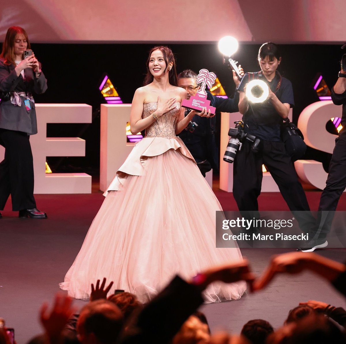 herewithejisoo's tweet photo. THREAD: Some of the media praise #JISOO received during her Canneseries appearance. https://t.co/wSy82mO9FH