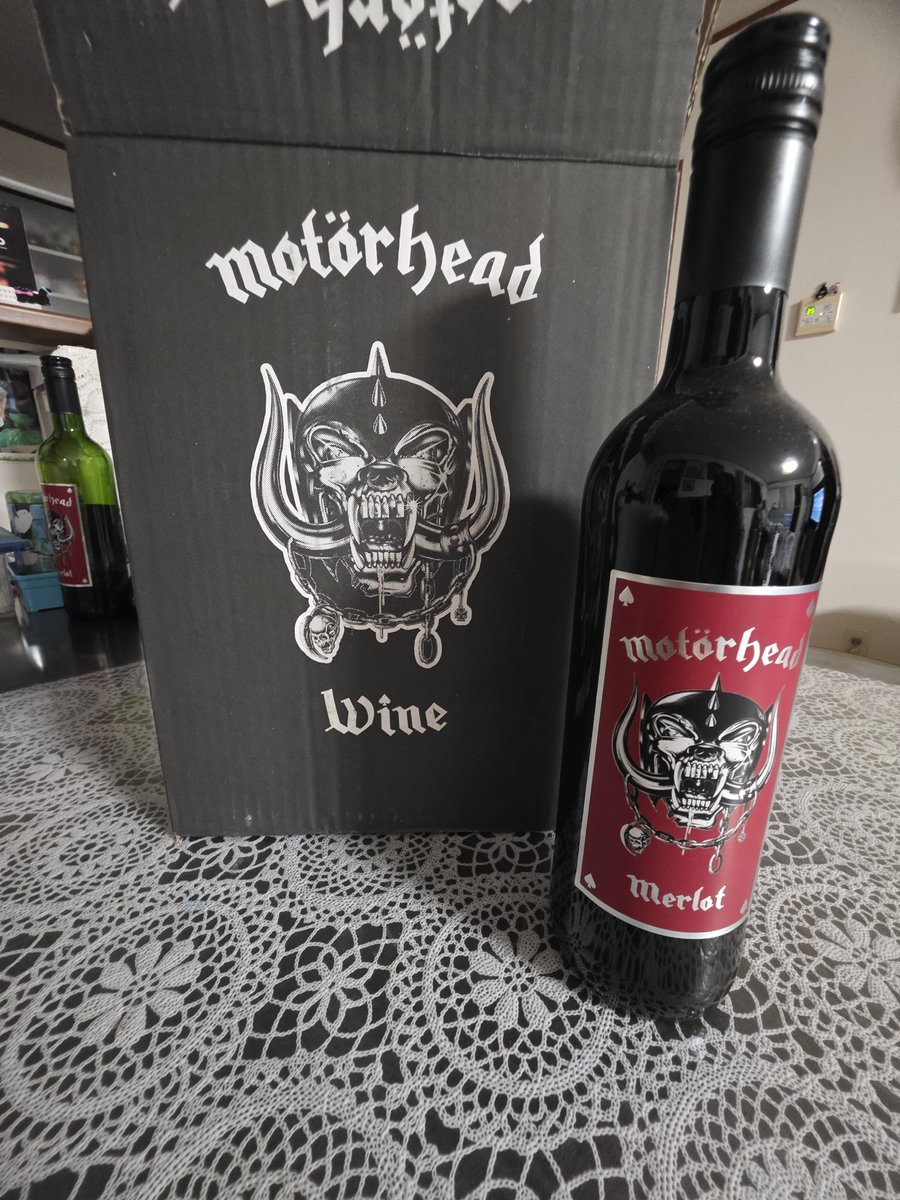 chinami438070's tweet photo. とあるスジから #MOTÖRHEAD の赤ワインもろた🍷✨
ラベルカッコイイ(*´>ω<`*)
ありがとうございます🤗
 #ロック酒 https://t.co/eaQRSDvp26