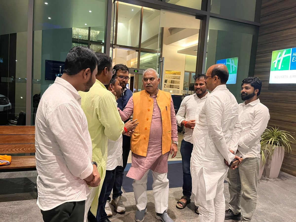 AnkitdebBJP's tweet photo. Had the opportunity to meet and interact with the National Jt. G.S. (Org.) Shri. Shiv Prakash Ji, National V.P. of Yuva Morcha Shri. Abhinav Prakash Ji along with our State Leaders Shri. Amitava Roy Dada and Deepanjan Guha (Hon. MLA) Dada at Kolkata yesterday. https://t.co/HB2NBv07jz