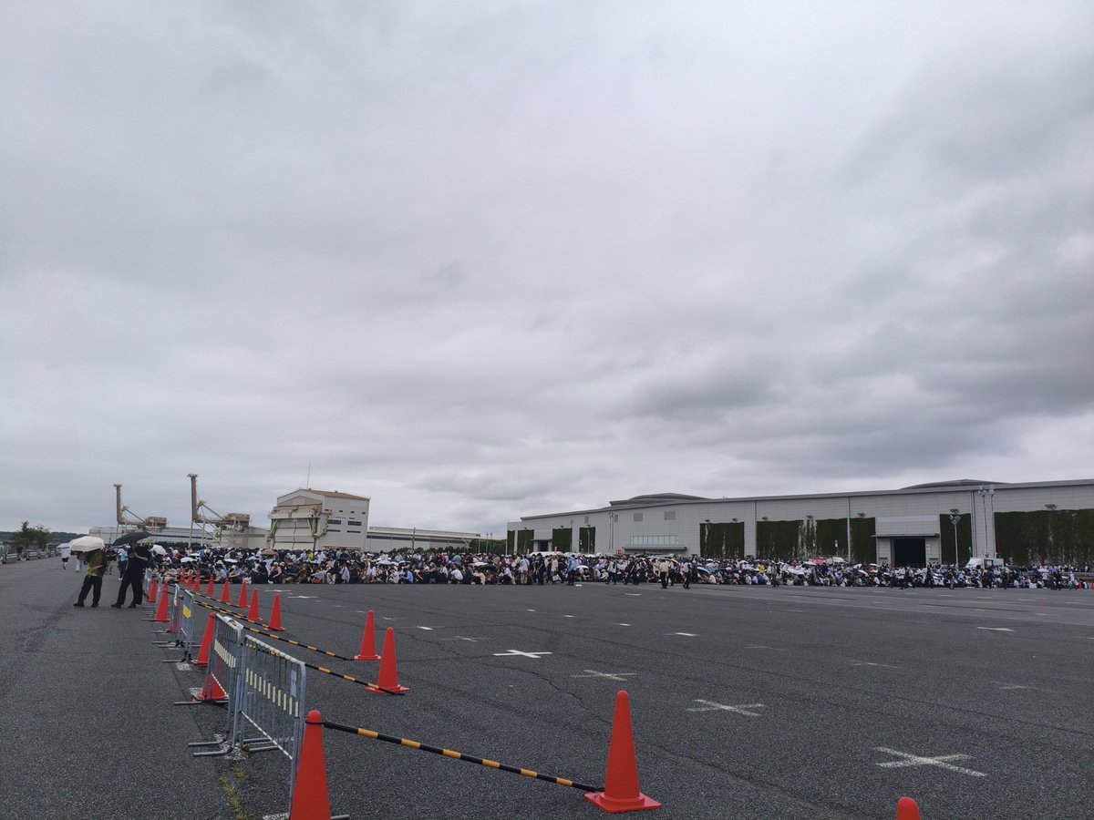 silver0609mk2's tweet photo. トイレ列の帰り道に遠くから撮ってみた東待機列

コミケがそろそろ始まる https://t.co/x6gvv3AjXk