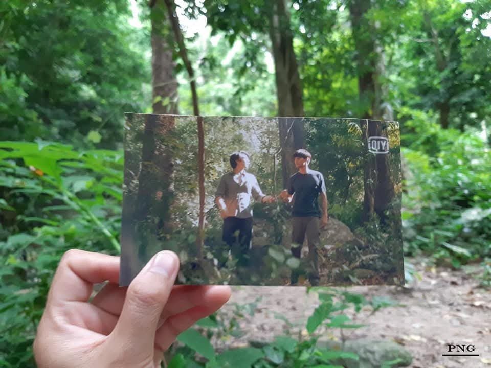 wanvisit's tweet photo. จริงค่ะ เป็น Ep ที่ดูจบแล้วลากเพื่อนไปชลบุรีทันที เข้าป่าตามหาน้ำตก  หาต้นไม้ หาถ้ำ หาเหมือง บางโลเคชั่น End credit ก็ดันไม่มีบอก ต้องสวมวิญญาณโคนัน กาง google maps ซูมดูภูมิประเทศ เช็คพิกัดก้อนหิน ต้นไม้ ใบหญ้า เทียบแบบซีนต่อซีน พี่ จนท.อุทยาน ก็ใจดีมาก บอกว่าเค้าทำท่าหาปลากันแถว ๆ นี้นะน้อง 555 บางโลฯ งงมากว่าทีมงานเค้าไป��าเจอกันได้ยังไง

ความรู้สึกตอนที่ยืนอยู่ ณ จุดเดียวกับตัวละครในเรื่อง มันเป็นความรู้สึกที่บอกไม่ถูก เหมือนเราได้ย้อนกลับไปในความทรงจำและบรรยากาศในตอนนั้น

Ep 6 ยังคงเป็น  Ep ในความทรงจำค่ะ  นึกย้อนกลับไปแล้วก็สนุกมากจริงๆ ยังคงคิดถึงคินน์พอร์ชเสมอ เป็นซีรี่ส์ที่ทำให้เราได้ทำอะไรที่ไม่เคยทำมาก่อน เปิดโลกการผจญภัยมาก 555