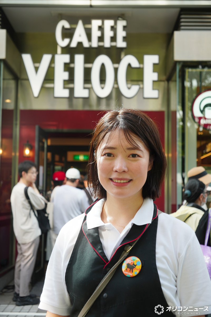 oricon's tweet photo. 【コミケ】ベローチェ、1時間で270人来店🍛
高速提供できる理由を“総指揮官”島田氏に聞いた
https://t.co/rGLc0r7yoM
⠀
7時台の1時間だけで約270人が来店し、同時間帯の過去最高を更新。カレーも100食以上を販売し、販売食数は前年同時間帯の約2倍となった。

今年初めて導入したのが「司令塔」と呼ぶ役割で、フロア、ドリンク、フード、外売りの4部門にそれぞれ司令塔を置き、その上で総指揮官が店舗全体を見る。

約60人のスタッフの約半数はコミケ営業を2回、3回と経験しており、経験者が初参加者をフォローする。「次世代トレーニングみたいなところもちょっと意識しながらシフトは組んでる」といい、シフトには「練習センター」「練習ドリンク」といったポジションも設け、何かあればベテランの店長が代われる体制にしていると明かした。