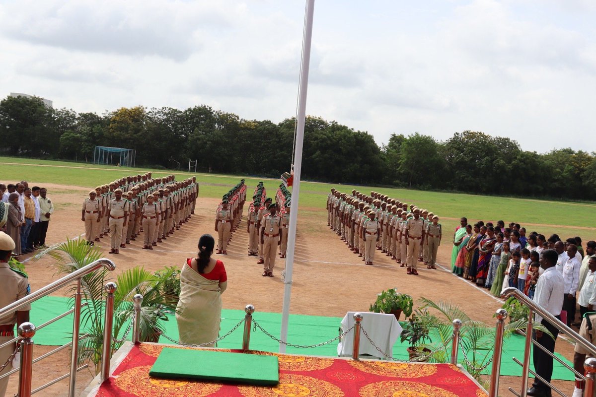 TGSFAHYD's tweet photo. #80thIndependenceDayIndia celebrations🇮🇳🌳🎉 @TGSFAHYD Dr. Priyankaa Vargse, IFS, Director/CCF, TGSFA hoisted the National Flag and received the Guard of Honour presented by the Forest Range Officer 12th Batch Trainees and Forest Beat Officer 39th Batch Trainees. https://t.co/U2UQ0Bs1Mm
