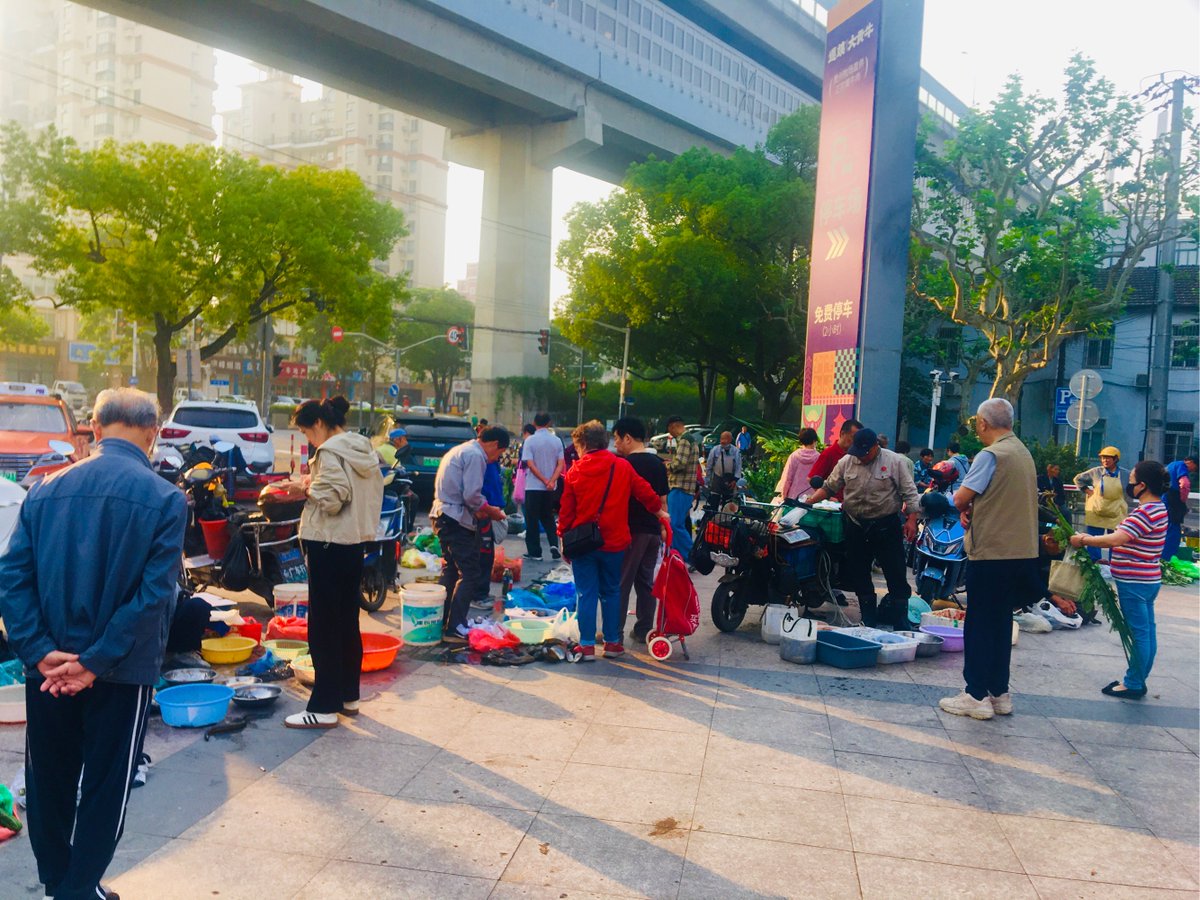 nashd027's tweet photo. 【社区周末市集来啦！】本周六上午9点，小区中心广场便民市集开市：鲜蔬水果、手工小物、修鞋配钥匙一应俱全，还能免费测血压~ 在家门口就能搞定生活小事，约上邻居一起逛逛呀！ https://t.co/ofUaH8WwPY