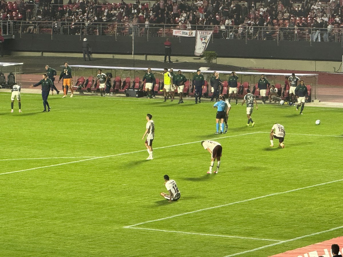 OGabrielSa's tweet photo. O time do DESESPERO empata mais uma no Brasileirão. Empata um jogo que era vencer ou vencer. Desespero e afobação em campo, um time que simplesmente não melhora em nada no segundo tempo. Ninguém busca jogo.

O São Paulo delega muitas vezes a responsabilidade de mandar pra rede. Irritante para o torcedor ver esse time jogar. E a falha do Rafael é inacreditável e inaceitável para o momento do time no campeonato. 

A torcida fez a parte dela de novo. O time mais uma vez rompe a confiança da arquibancada. Faltam longos 18 pontos.