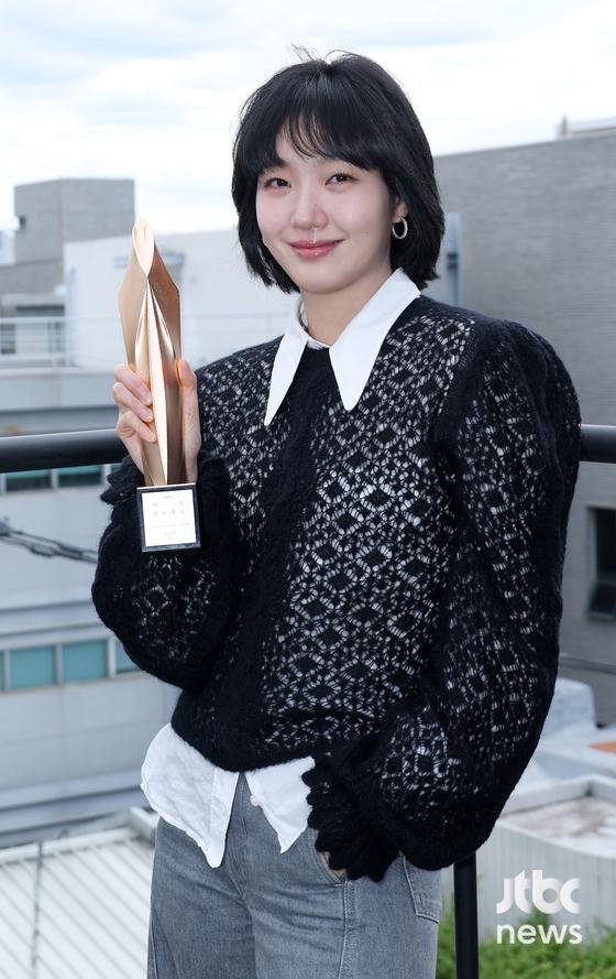 gsunflower7's tweet photo. 어쩌면 수상 당사자보다 이를 지켜본 이들이
더 기뻐하고 뿌듯해 한 결과일 지도 모른다.
'30초 만장일치'라는 이례적 심사 과정은,
결국 이 배우를 바라보고 지켜봐 온
영화계 전체의 시선과 다를 바 없다.

올해 청룡 여우주연상을 수상한 김고은은
네티즌 표를 포함해 심사위원들의 만장일치
투표로 영예를 차지했다. 심사위원들은
"올해는 김고은의 시대다. 독보적이라는 말이
가장 어울렸던 연기다. 무슨 말이 필요하겠나.
김고은의 전성시대"라고 극찬을 보냈다.

찬란한 청춘의 한복판에 선 배우 김고은이
청룡 무대에서 새로운 역사를 썼다.
데뷔 이후 14년, 쉼 없이 달려온 그 시간
"늘 하던 대로 마음의 준비를 하고 임할 뿐"이라며
덤덤하게 내일을 준비하는 김고은에게
대상은 어쩌면 당연한 결과였는지도 모른다.