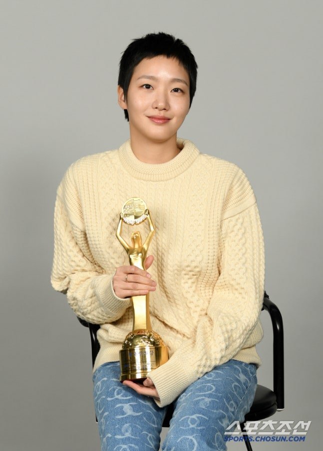 gsunflower7's tweet photo. 어쩌면 수상 당사자보다 이를 지켜본 이들이
더 기뻐하고 뿌듯해 한 결과일 지도 모른다.
'30초 만장일치'라는 이례적 심사 과정은,
결국 이 배우를 바라보고 지켜봐 온
영화계 전체의 시선과 다를 바 없다.

올해 청룡 여우주연상을 수상한 김고은은
네티즌 표를 포함해 심사위원들의 만장일치
투표로 영예를 차지했다. 심사위원들은
"올해는 김고은의 시대다. 독보적이라는 말이
가장 어울렸던 연기다. 무슨 말이 필요하겠나.
김고은의 전성시대"라고 극찬을 보냈다.

찬란한 청춘의 한복판에 선 배우 김고은이
청룡 무대에서 새로운 역사를 썼다.
데뷔 이후 14년, 쉼 없이 달려온 그 시간
"늘 하던 대로 마음의 준비를 하고 임할 뿐"이라며
덤덤하게 내일을 준비하는 김고은에게
대상은 어쩌면 당연한 결과였는지도 모른다.