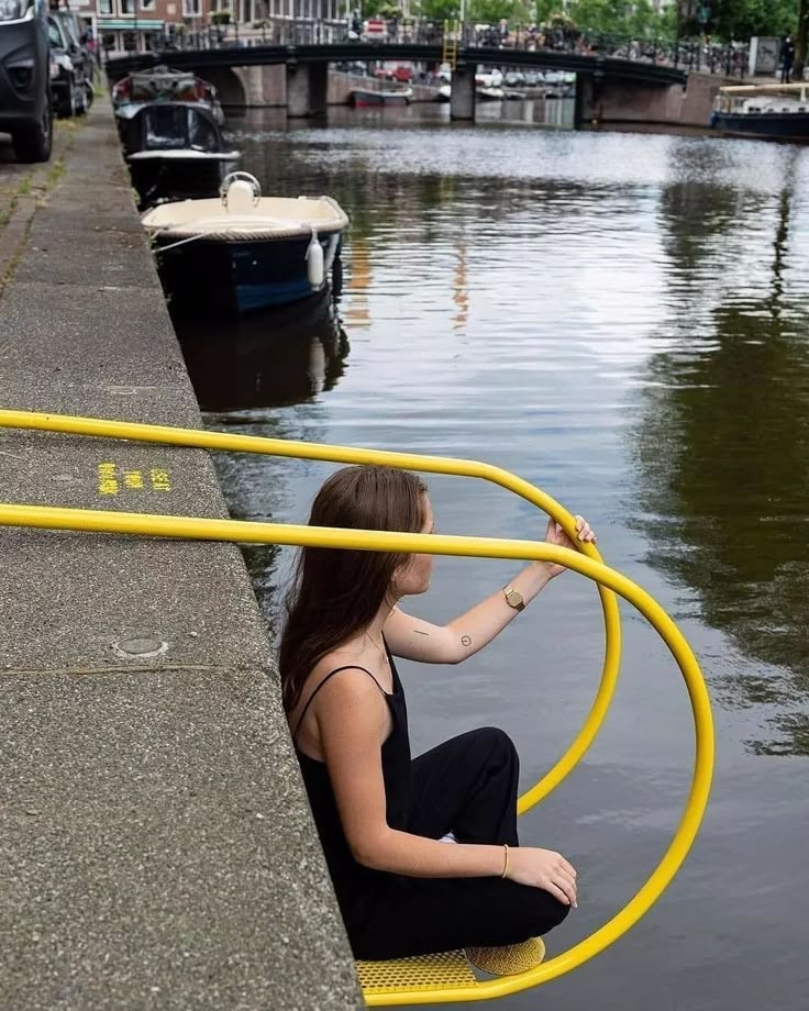 NedRidgebear's tweet photo. oabservando, ou talvez nem reparando, num salto que dura apenas segundos mas que a tinta fixou para sempre.Arcos que se repetem em perspectiva, plateia difusa
o fundo, o teatro inteiro se dissolve em pinceladas de dourado e âmbar, https://t.co/N6If0uIYC1