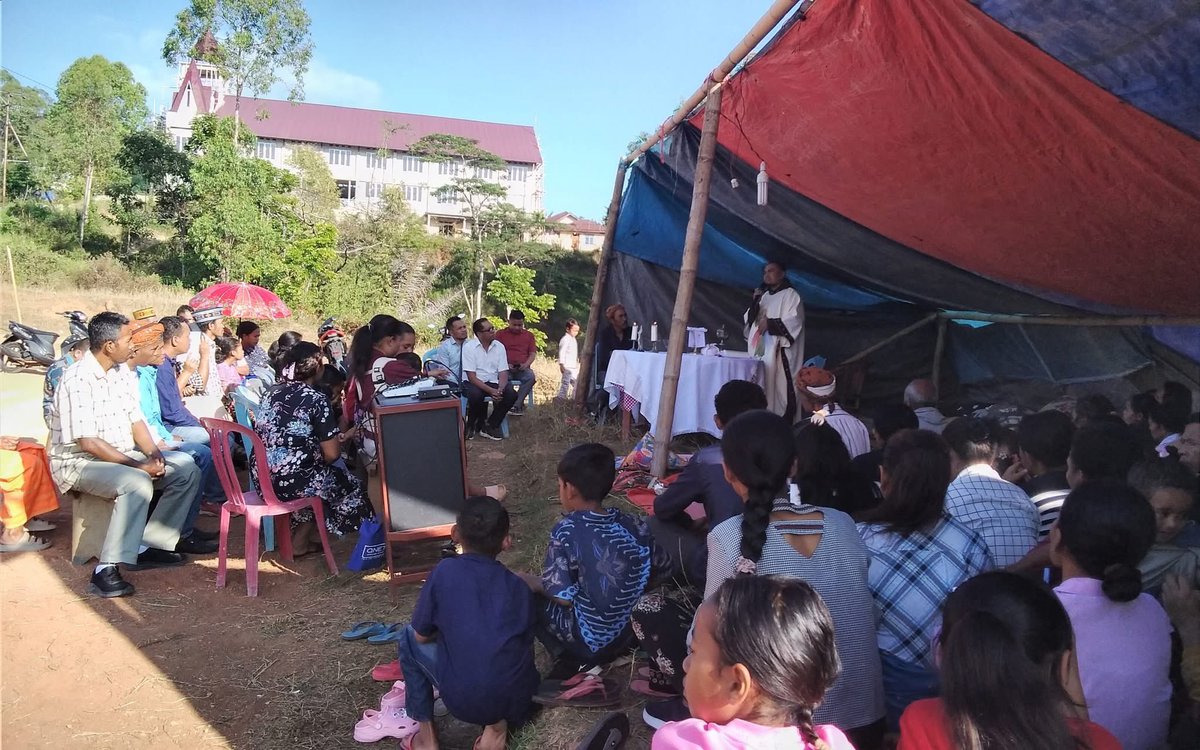 adionooo's tweet photo. pagi ini ibadah di tenda. semoga Yang Maha Kuasa senantiasa beri kekuatan dan kebaikan untuk kita semua 🤍 https://t.co/COeRsYt1Co