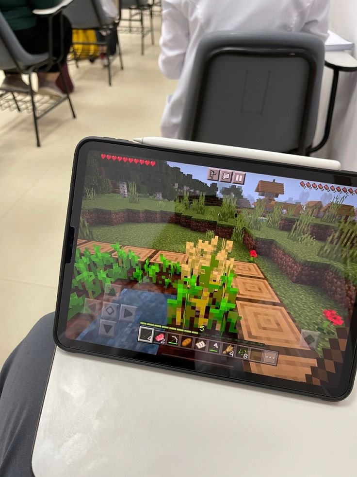 flwrliras's tweet photo. class is really nice rn ignore the minecraft https://t.co/fDR2JlWJ5E
