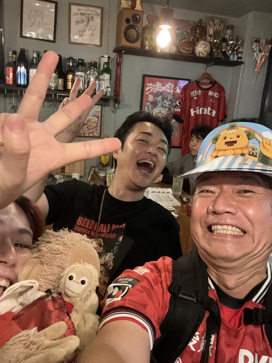 sirochusuki's tweet photo. ロアッソ熊本、待望の初ゴール&初勝利をクリーンシートで達成‼️
サボらない守備
試合の度に精度の上がる攻撃
あとはしっかり決め切るだけ
この調子で勝ちまくるばい‼️
パブリックビューイングも大盛り上がり‼️
たくさんハイタッチしたよー🙌
この勢いでルヴァンも獲るばい‼️
#ロアッソ熊本
#barLIVE https://t.co/RBCy8MbmWA
