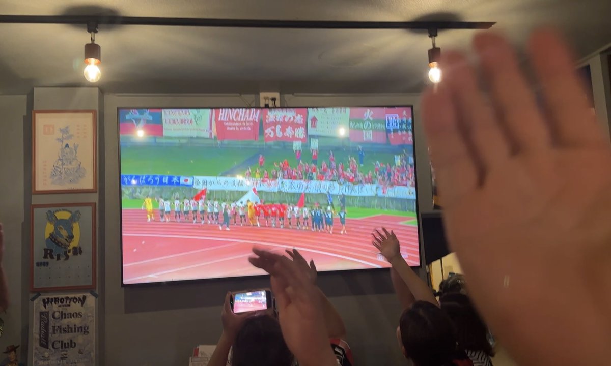 sirochusuki's tweet photo. ロアッソ熊本、待望の初ゴール&初勝利をクリーンシートで達成‼️
サボらない守備
試合の度に精度の上がる攻撃
あとはしっかり決め切るだけ
この調子で勝ちまくるばい‼️
パブリックビューイングも大盛り上がり‼️
たくさんハイタッチしたよー🙌
この勢いでルヴァンも獲るばい‼️
#ロアッソ熊本
#barLIVE https://t.co/RBCy8MbmWA