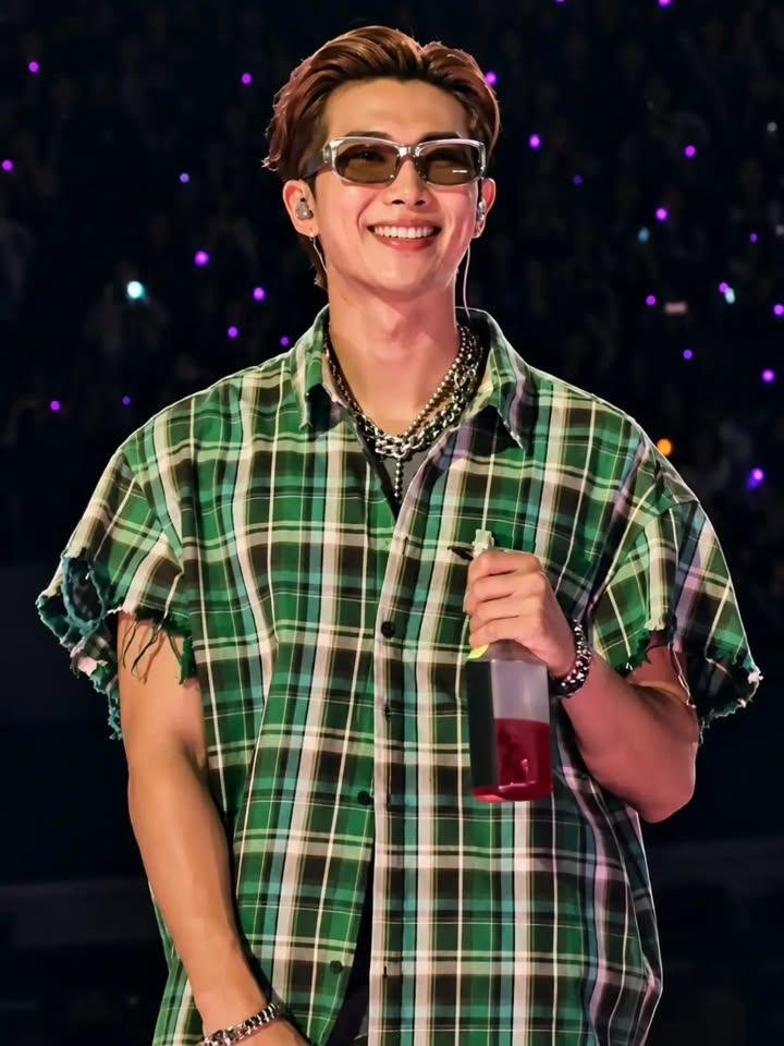 Rkivejoonieboo's tweet photo. Look at him😭 He is literally gorgeous😌😍🤤😘😌😌 https://t.co/omBPA6bgUt