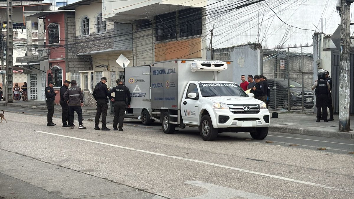paultutiven's tweet photo. MACABRO HALLAZGO 
5 hombres estrangulados y amarrados fueron encontrados al interior de un carro que fue abandonado en las calles 29 y Capitán Nájera, suburbio de Guayaquil.
La Policía hizo el levantamiento de los cadáveres e indicó que los sujetos fueron asesinados en otro lugar y los abandonaron en la zona, nadie los conoce. 
Los hombres no han sido identificados, todos tienen tatuajes y fueron amarrados con sogas y cables.