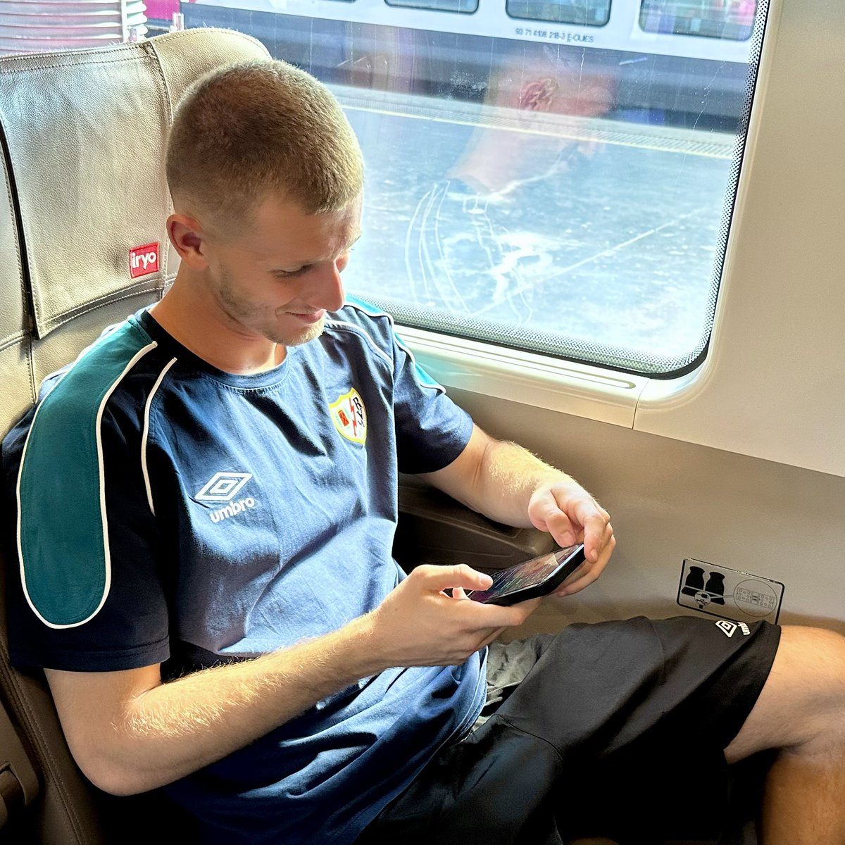 RayoVallecano's tweet photo. 🚄 Rumbo a Barcelona ⚡️

#BarçaRayo https://t.co/fg4erjHJLv