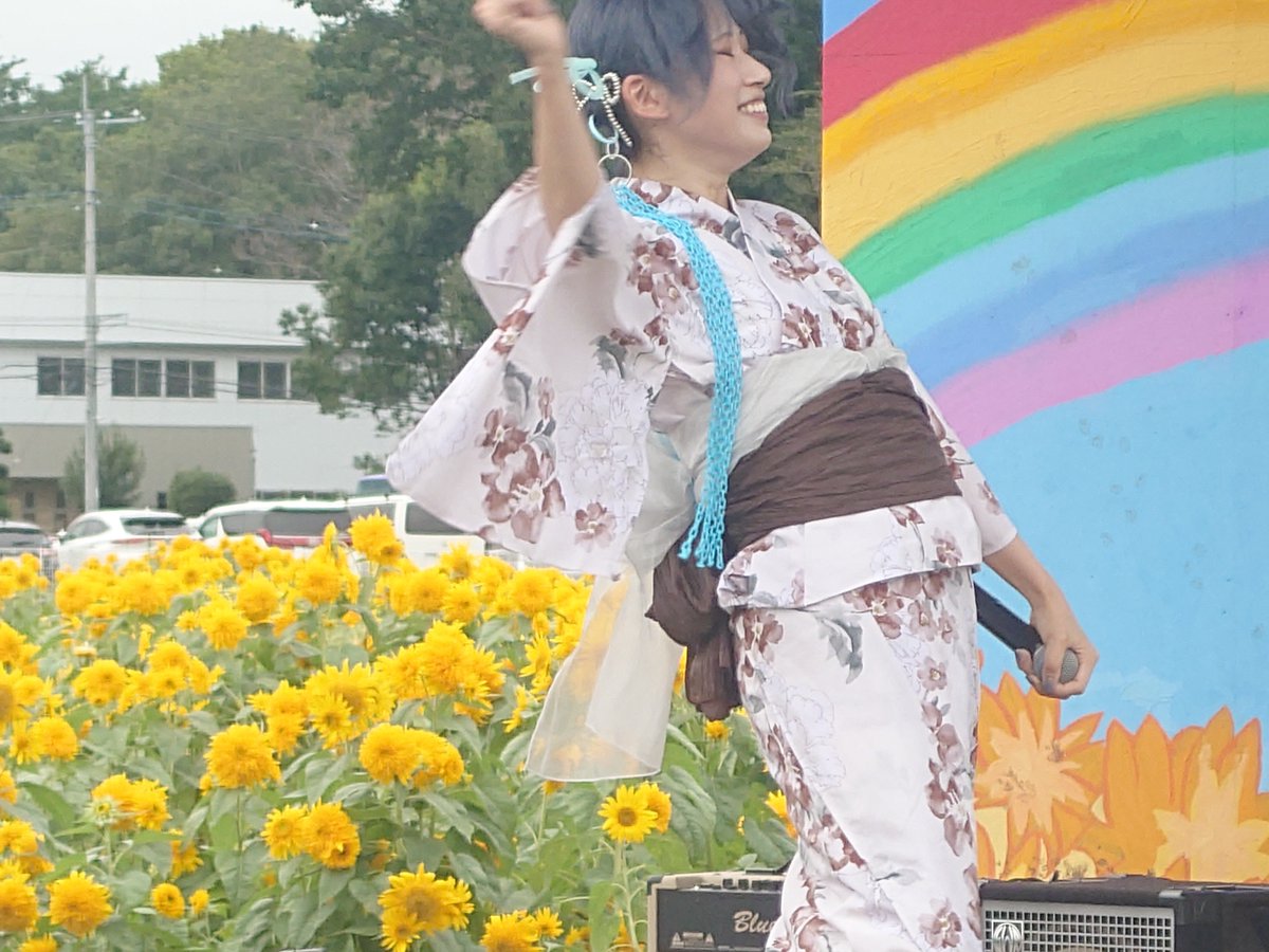 mainaouen2024's tweet photo. 8/30
#あけのひまわりフェスティバル
#esola ちゃんのステージを見てきました😊
まさか明野に来てくれるなんて想像して無かったので嬉しかった😄
ひまわり🌻畑でのパフォーマンスは最高でした😆
また来年も来て欲しいなぁ😀
#絵空計画
#一条絵乃 https://t.co/g1HUNauQJo