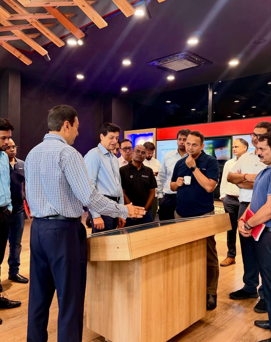 ArronLynchquv's tweet photo. We were honoured to welcome Harshavardhan Chitale, CEO of Hero MotoCorp, to our showroom today. He met our team and customers and personally handed over a new motorcycle. A memorable day for the entire PREMIA–Century Bikes family! https://t.co/TG3Ihsm215