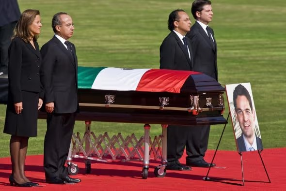 dejoselapiz's tweet photo. ¿Se acuerdan cuando los narcos le mataron al genocida @FelipeCalderon a su secretario Juan Camilo Mouriño?
Y @lopezdoriga calladito https://t.co/MuYXLAhpbO