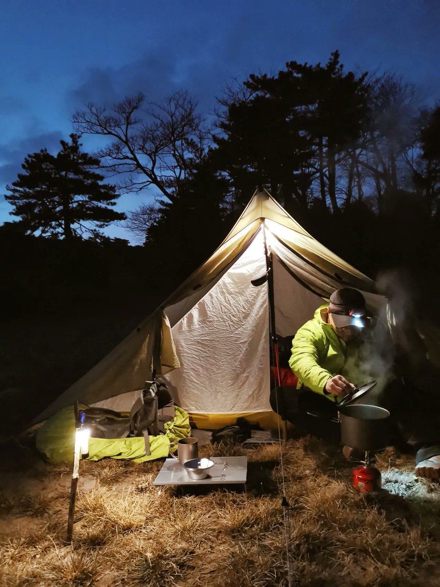 sametkaya5's tweet photo. Woke up to pine-scented breeze and golden sunlight filtering through tent flaps—this is the quiet magic of solo camping. No alarms, just birds chirping and a hot coffee in hand. Best weekend reset ever ， https://t.co/qMDoFCYRzA
