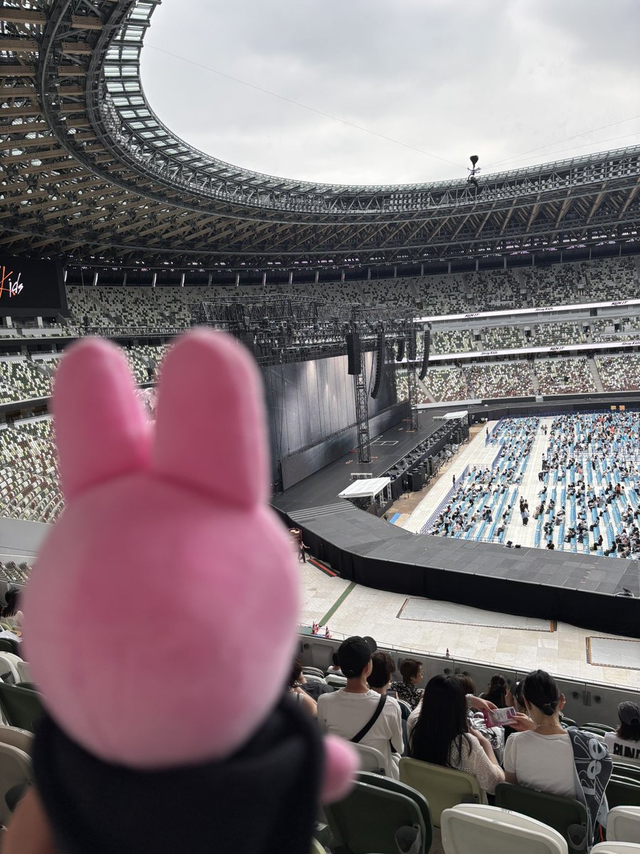 Popcornracha's tweet photo. ペンサは何も無かったよ、無かったし、IAMYOUが1番見たかったのに、反対側のステージでやってたの超ショックだったけどね
ちゃんと楽しかったし、ちゃんと行ってよかったと思った。へへ。明日から仕事だからってリノさんに言われたし、頑張るよ https://t.co/e4hNjZK3gW