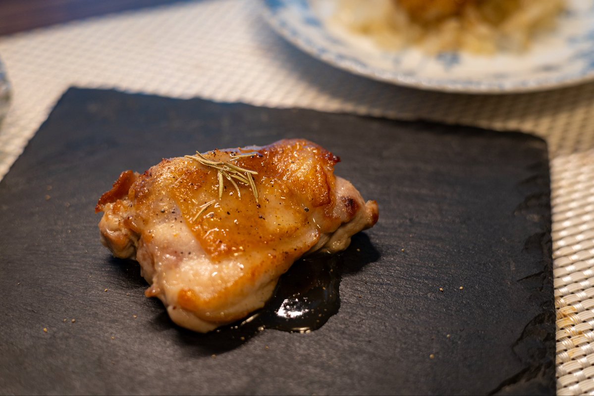 mol_m_t's tweet photo. おうちでフレンチの真似事してた
チキンソテーとはちみつのソース
レモンと鰹節で味つけた真鱈のポワレと白ワインとバターで蒸した玉ねぎのエチュベ https://t.co/oO06A8ggdr