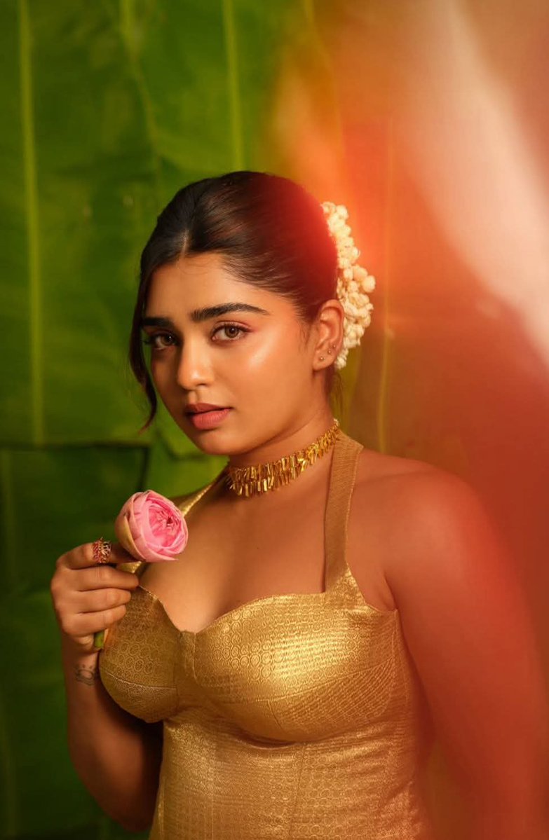 Heroineonly's tweet photo. 🌸 Golden Elegance: Gouri! ✨
Embodying pure traditional grace in a stunning gold corset paired with a classic white saree and delicate jasmine gajra! Happy Onam vibes! 🌿🌸
🌟 #GouriG Kishan #Onam #TraditionalGrace #Heroinesonly ℍ𝕖𝕣𝕠𝕚𝕟𝕖𝕤 𝕆𝕟𝕝𝕪💃 https://t.co/LlJg03HLGi