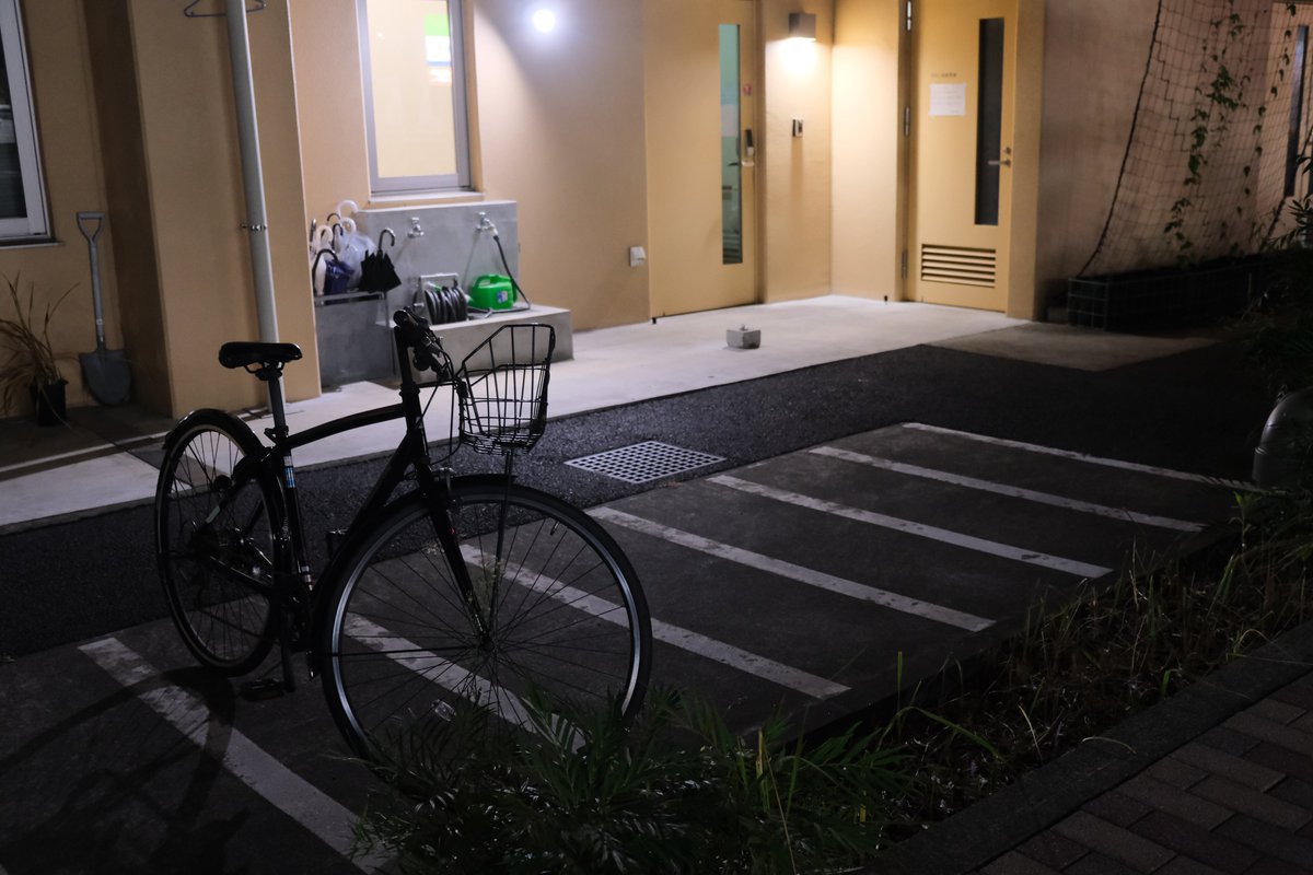 hati024's tweet photo. 新しいカメラレンズを買うためにふと思い立って欲しい距離の実験散歩

でもおまわりさん呼ばれないか不安になってすぐかえってきた https://t.co/StQOPllRqY