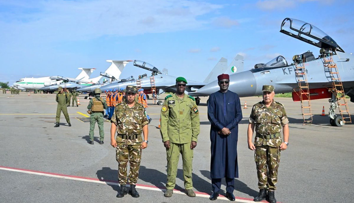 lourwana's tweet photo. 🇩🇿🇳🇪
Arrivée, ce dimanche 30 août 2026, à l’aéroport international Diori Hamani de Niamey, de plusieurs appareils militaires dans le cadre de l’appui stratégique de l’Algérie aux FAN 
 
✈️ 4 chasseurs Su-30
🛫 1 avion de transport militaire Il-76
⛽ 1 avion ravitailleur Il-78

#Niger #Algeria #Cooperation