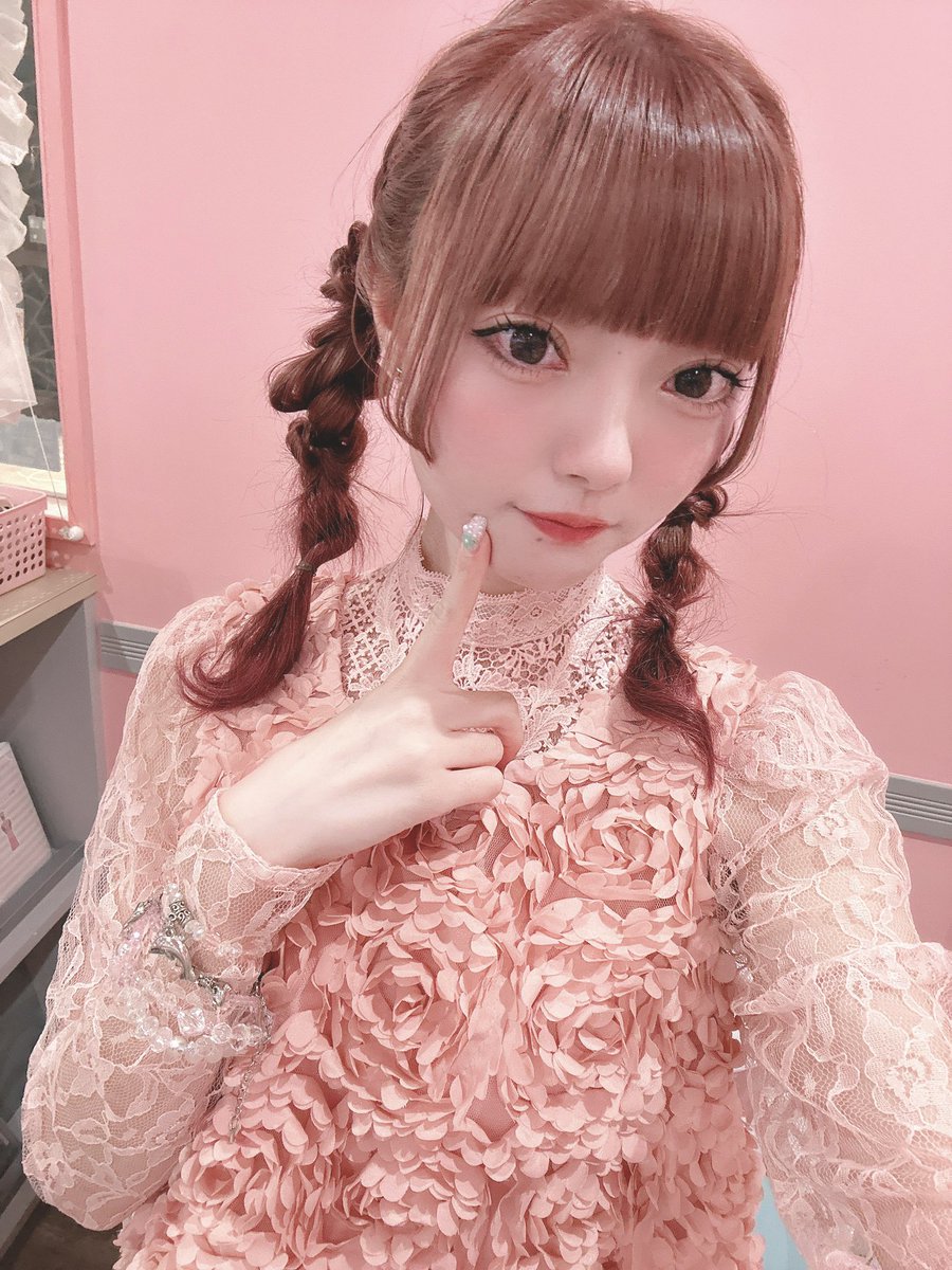 momoin_yuzu's tweet photo. 通常営業&amp;アフパday2ありがとうございました୨୧ 
涙あり大爆笑ありで超たのしかった！
最後に会いにきてくれた人も本当にありがとう♡
コールもキャッキャしながら飲むのも最後なのは寂しすぎるけど最後までモモランドらしく思いっきり駆け抜けるぞ〜！
ラスト１日！お待ちしております꒰ᐢ. .ᐢ꒱₊˚ https://t.co/yk6okT9adA