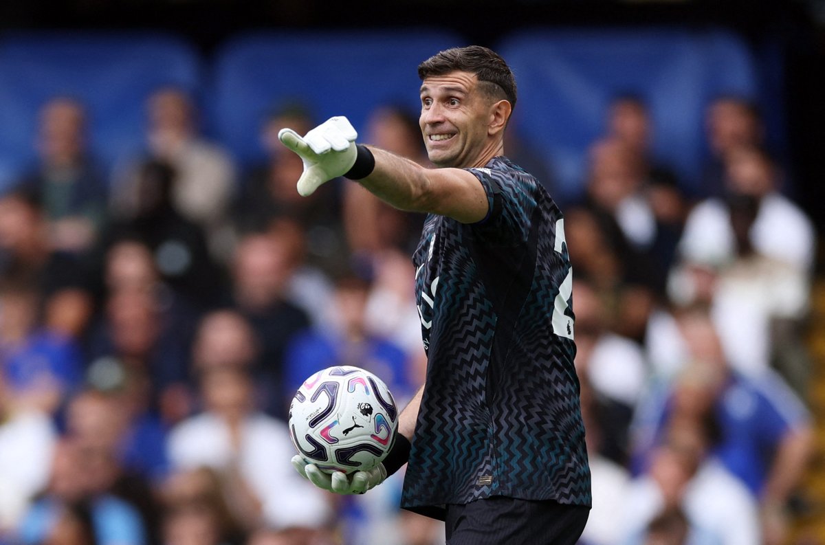 infobae's tweet photo. LLUVIA DE APLAUSOS Y GRANDES ATAJADAS: ASÍ FUE EL DEBUT DE DIBU MARTÍNEZ TRAS FIRMAR CON EL CHELSEA EN LA PREMIER LEAGUE

Dibu Martínez tuvo su debut oficial con la camiseta del Chelsea en la segunda jornada de la Premier League con una actuación que combinó momentos de exigencia real con la comodidad que le otorgó el contundente arranque de sus compañeros en el triunfo por 4-3 ante Brighton. El marplatense, presentado apenas unas horas antes del pitazo inicial en Stamford Bridge, recibió una ovación de los hinchas del conjunto londinense cuando se acercó al arco que defendería.

El técnico español Xabi Alonso no dudó en colocarlo como titular, por lo que dejó a Robert Sánchez fuera de la convocatoria y a Mike Penders como respaldo en el banco. La decisión fue una señal clara del rol que el entrenador vasco le asignará al campeón del mundo de Qatar 2022 en la estructura defensiva de los Blues.

🔗https://t.co/MvrsH5jCgK