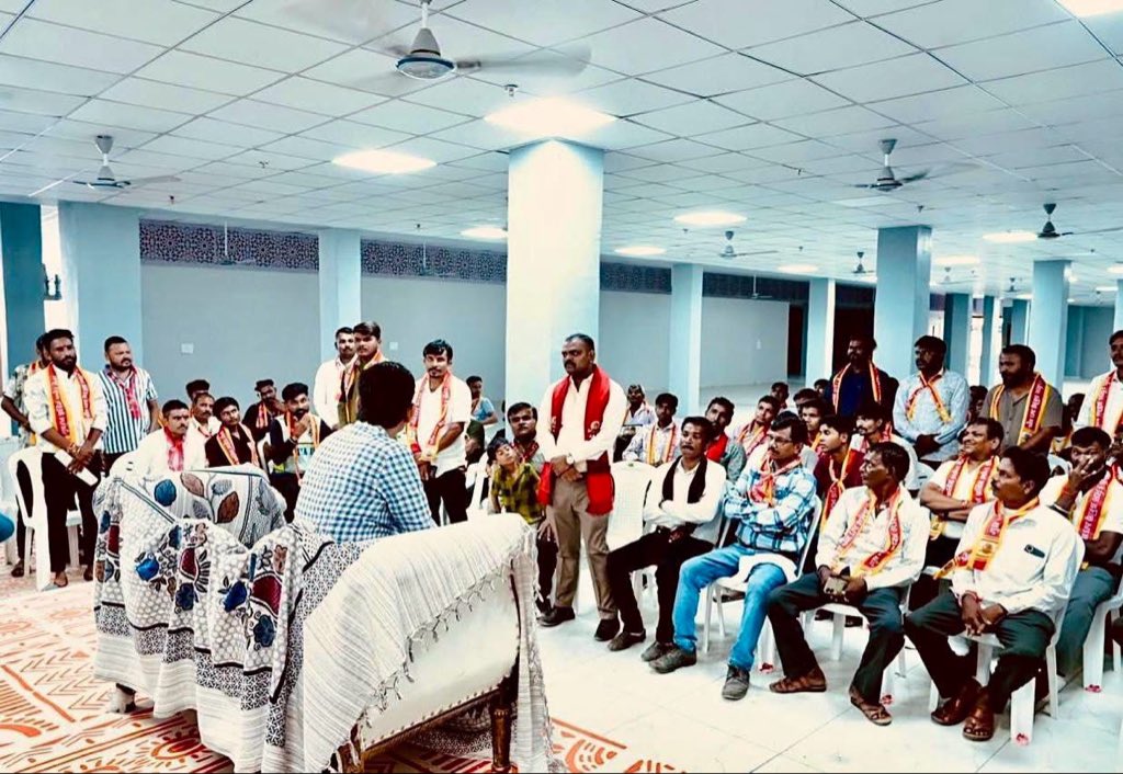 alpeshji_fan's tweet photo. ગુજરાત ક્ષત્રિય ઠાકોર સેના પ્રદેશ પ્રમુખ તથા ગાંધીનગર દક્ષિણ ધારસભ્ય શ્રી @AlpeshThakor_ ની ઈડર ખાતે ગુજરાત ક્ષત્રિય ઠાકોર સેનાના હોદ્દેદારો સાથે બેઠક...
#Thakorsena #AlpeshThakor #Ider #Gkts #GktsGujarat
@GujaratTak @gujratsamachar @Gautamkjoshi @DeepalTrevedie https://t.co/eQuxOXckSO