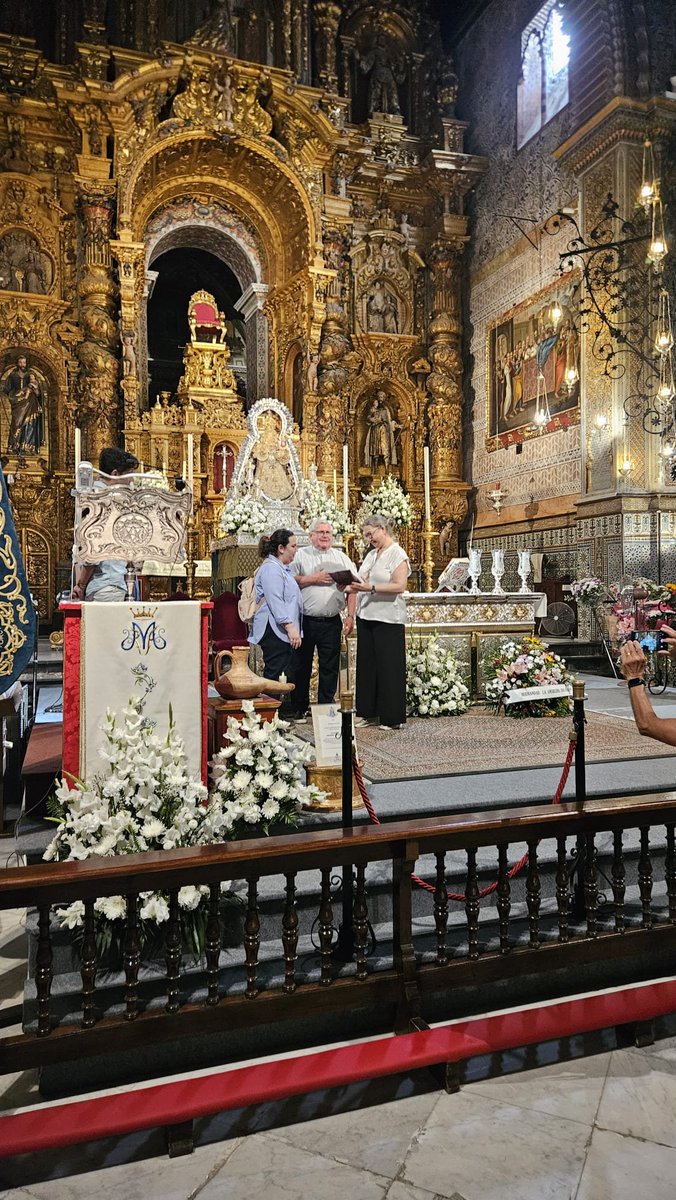 HdadAmarguraDH's tweet photo. ⚜️ 75.º ANIVERSARIO FUNDACIONAL ⚜️

Se ha hecho entrega de una medalla con el logotipo del 75.º Aniversario a Ntra. Sra. de Consolación, Patrona de Utrera.

La ofrenda fue entregada por nuestra Hna. Mayor, tras las palabras de n.h. A. M. Bascón Román, Comisario de tal efeméride. https://t.co/eUkykeulA0
