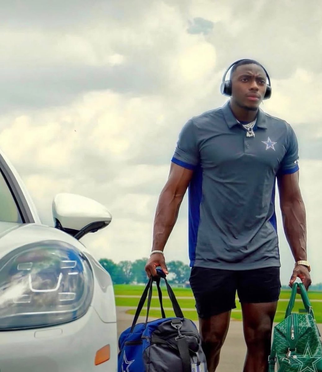 Complex's tweet photo. The Internet Finds Another Man Who Allegedly Faked an NFL Career as a Dallas Cowboys Player

Social media personality Uras Agee IV is facing scrutiny over claims that he portrayed himself as a former Tampa Bay Buccaneers and Dallas Cowboys player. Available records show he played college football at Division II Shorter University, but do not show him appearing on an NFL roster or playing in a regular-season game. Agee also allegedly convinced a Tampa-area spa he was an NFL player and autographed a football the business planned to donate to a child through Toys for Tots.

(📸: theageeiv, via @polymarket)