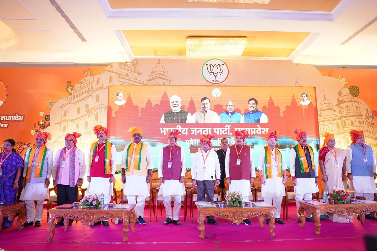 vaibhavpawarmp's tweet photo. @BJP4MP बैठक के दौरान प्रदेश अध्यक्ष आदरणीय श्री @Hkhandelwal1964 जी, केंद्रीय मंत्री आदरणीय श्री @ChouhanShivraj जी एवं आदरणीय श्री @JM_Scindia जी, राष्ट्रीय महामंत्री आदरणीय श्री @gajendra4bjp जी,राष्ट्रीय कार्यालय प्रभारी व राज्यसभा सदस्य आदरणीय श्री @tarunchughbjp जी, https://t.co/ce14ceh1fy