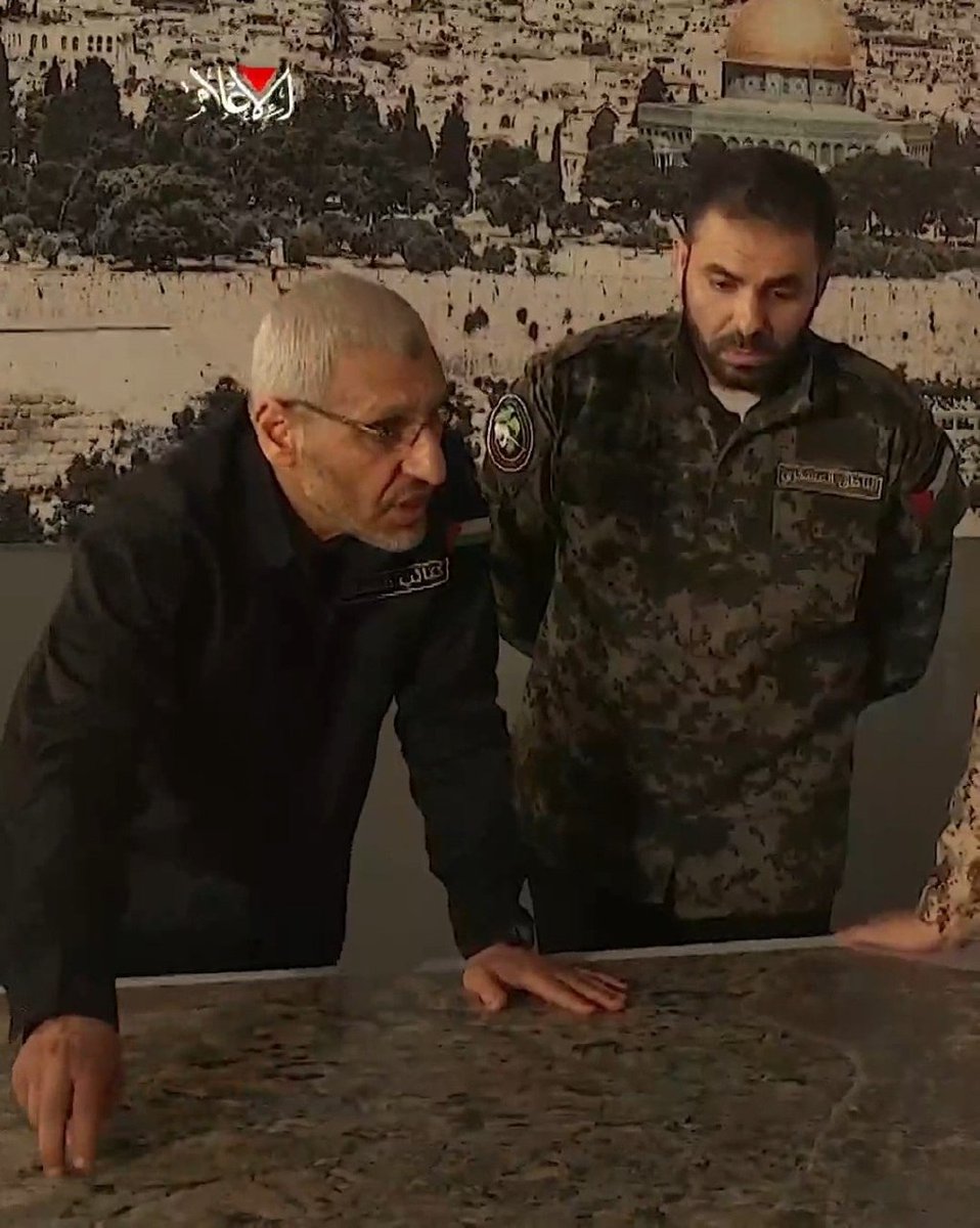 MuhafazaiAksa2's tweet photo. 🇵🇸 Kassam Tugayları şehit Ebu Ubeyde'nin şehit Ebu Halid Deif ile birlikte fotoğraflarını yayınladı💔🥀☝️ https://t.co/S0ZIIjEIXq
