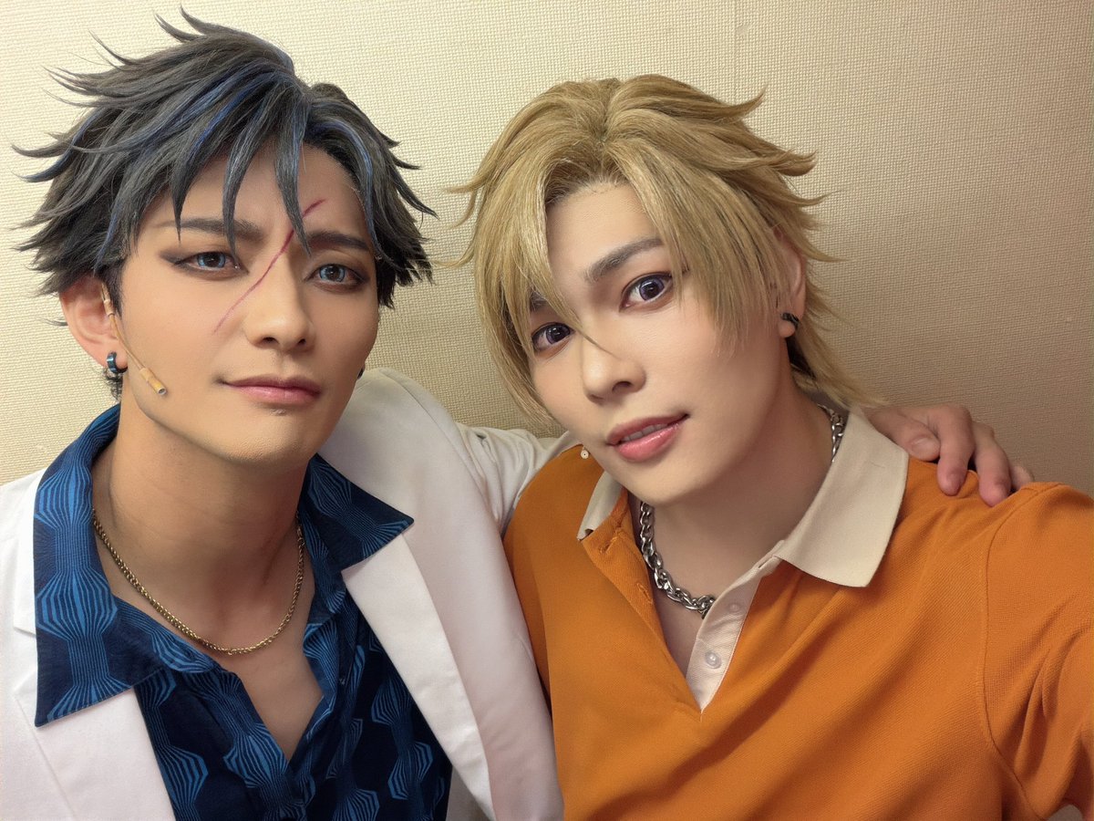 729Yuta's tweet photo. 舞台「京極の轍〜京炎戦争編〜」前編

本日もご来場ありがとうございました🔪
お昼公演はお見送りもっ👋

今日は六車の兄貴⚔️

楽屋の席は隣です。
寂しいのか沢山話しかけてくれます。
 #バグステ https://t.co/dssXrvHDLR