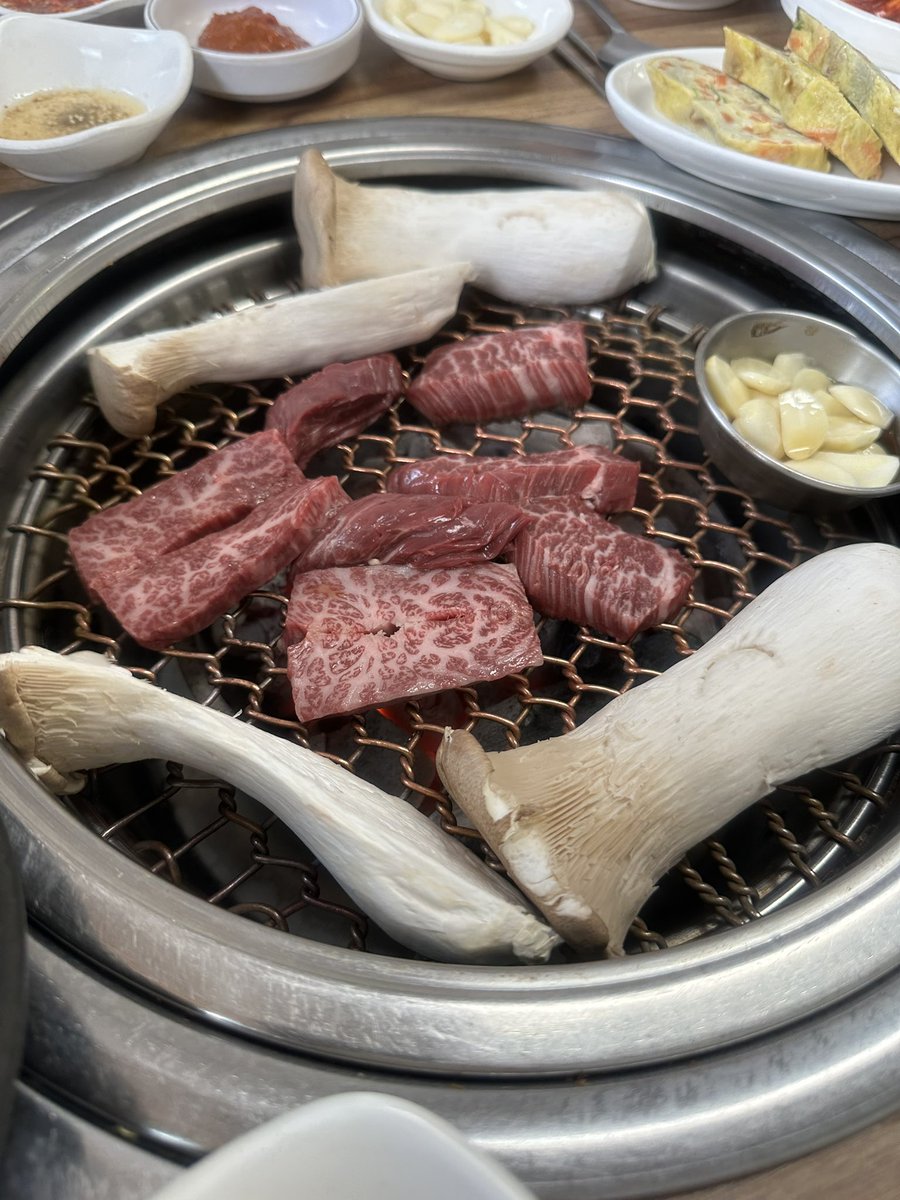 woo0c's tweet photo. 이번 광주 출장에서 오랜만에 CMB광주방송의 신조한 캐스터와 식사를 했는데 그 집 고기가 기가 막혔다. 
오늘 고척에서 이순철 위원을 뵙고 
“맛과 향이라는 집 고기가 기가 막히더라고요. 다음에 가시죠.”
“알아. 후배가 하는 집이야. 전남고등학교 건너편.“
“……”

둘 사이에 침묵이 이어졌다. https://t.co/sqgGfglIpv