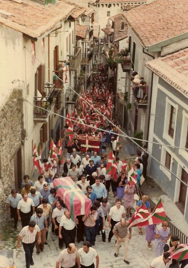 ideiazabaldub's tweet photo. 46 urte betetzen dira Espainiako gerra zikineko mertzenarioek Angel Etxaniz Olabarria, Herri Batasunako militantea, Ondarroan hil zutenetik.

Beste hainbat alditan bezala, haren omenezko ekitaldia indarkeriaz zapaltzen saiatu zen Guardia Zibila, hiru lagun atxilotuz istiluetan. https://t.co/AxQDAAqre8