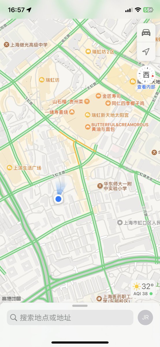 Harya501's tweet photo. 演唱会淋雨还嗨，虹口这场馆没顶棚，湿透 #上海 #女大 #反差 https://t.co/0gvo4yywU1